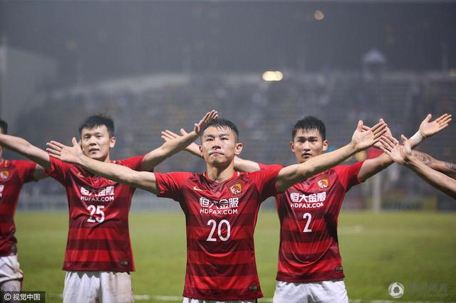 由于遭遇大腿伤病，热刺中卫范德文正处在养伤之中。